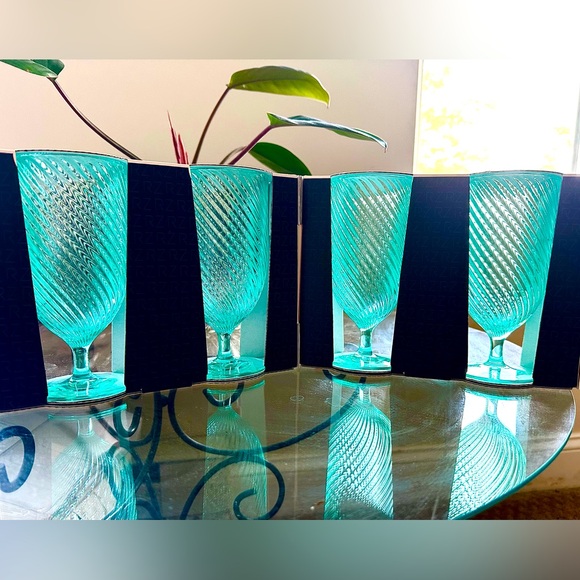 Rachel Zoe 4 Pc Teal Acrylic Wine Glasses Footed NEW - Picture 3 of 9